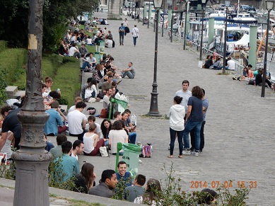07-04 21;32 Parisians rests on the stones